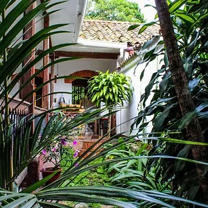  Hostal Kingbird
